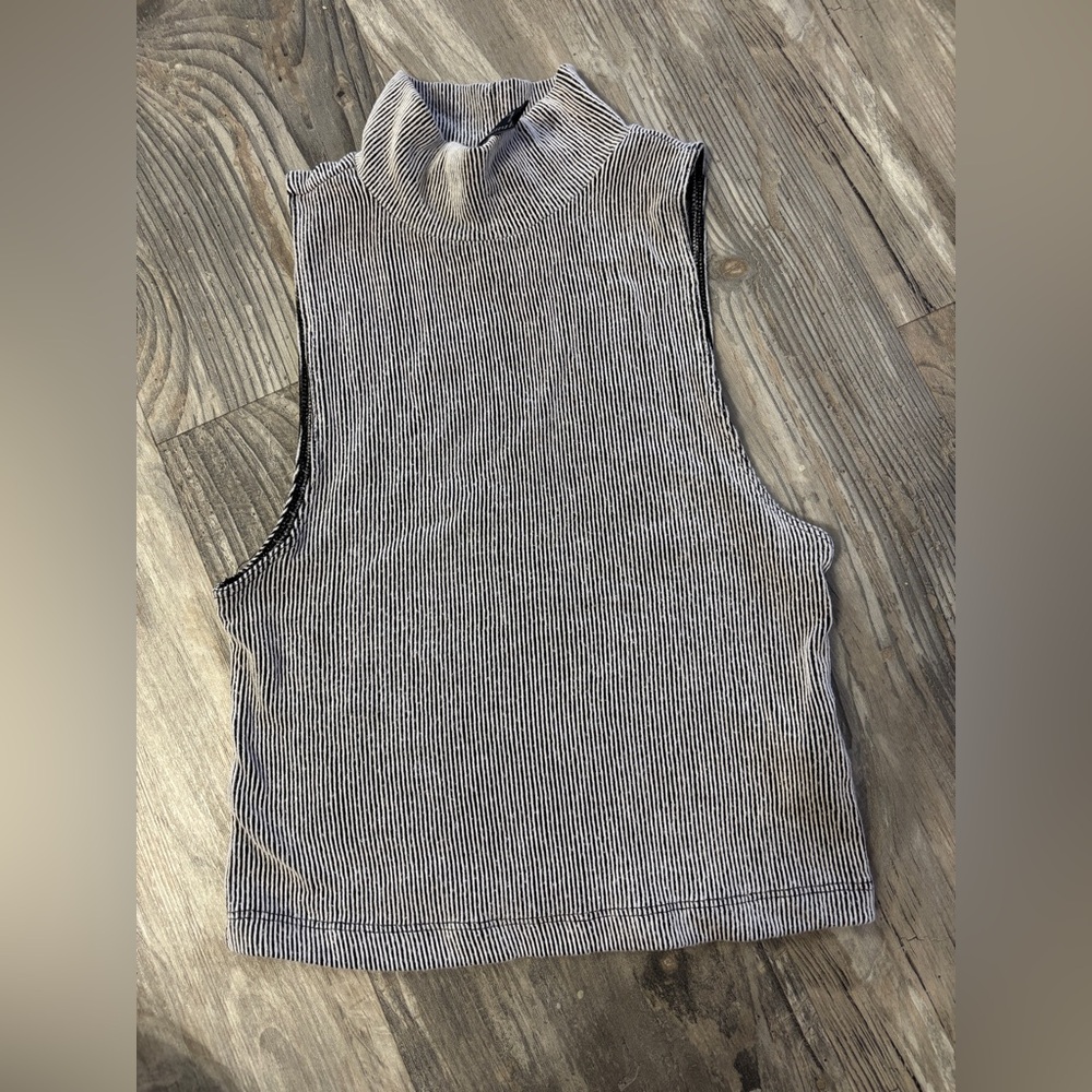 Tank top black and grey with a turtleneck